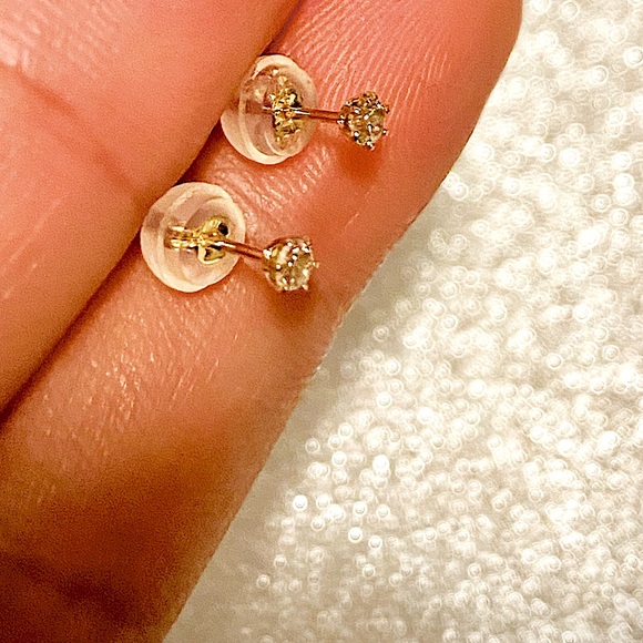 0.05carat diamond earrings - Picture 4 of 4